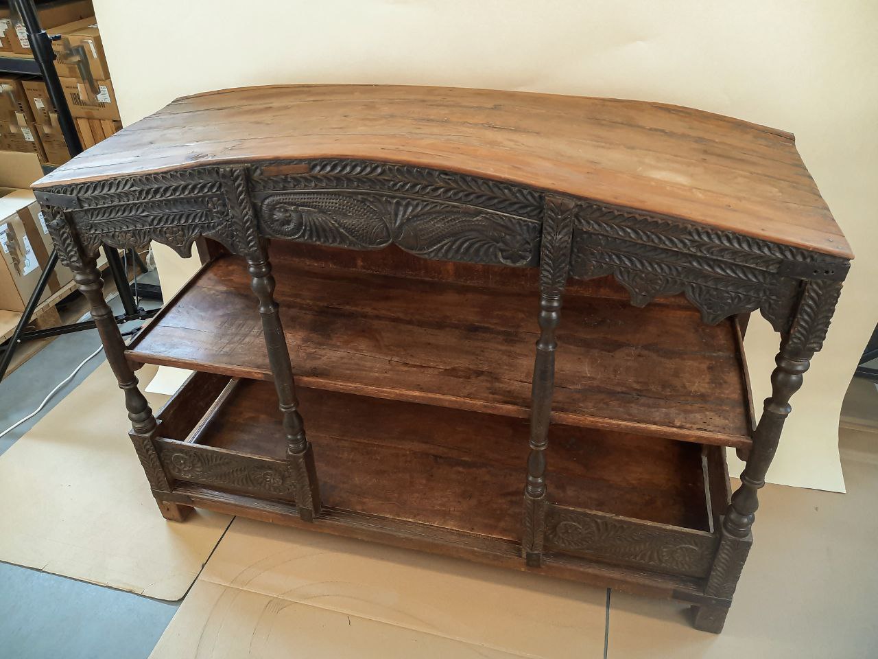 Rzeźbiona konsola z półką i szufladami — zdjęcie 1