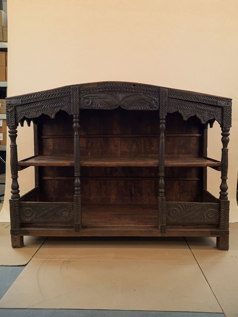 Rzeźbiona konsola z półką i szufladami — zdjęcie 2