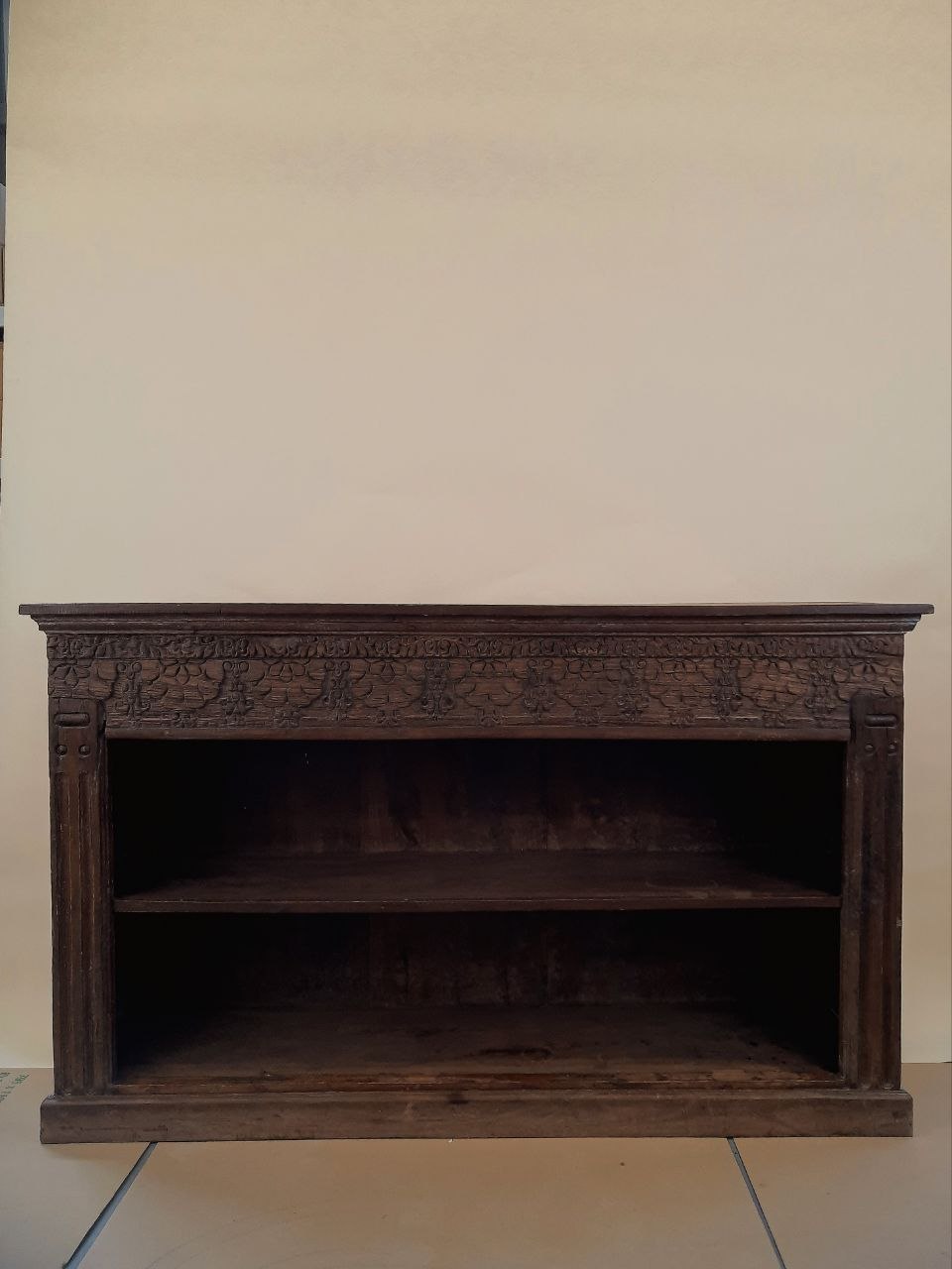 Komoda z rzeźbionym pasem — zdjęcie 1