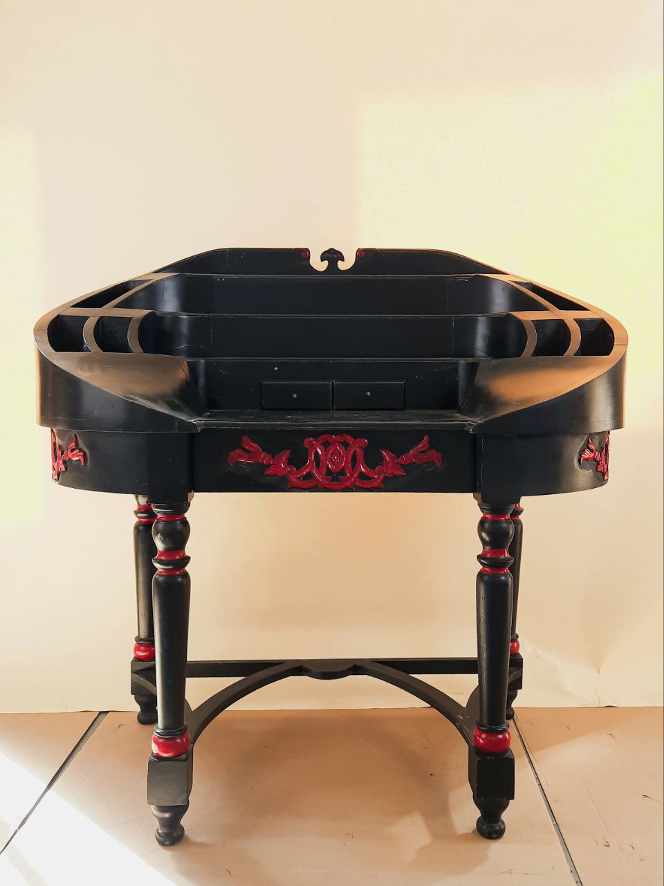 Toaletka orientalna czarno-czerwona — zdjęcie 1