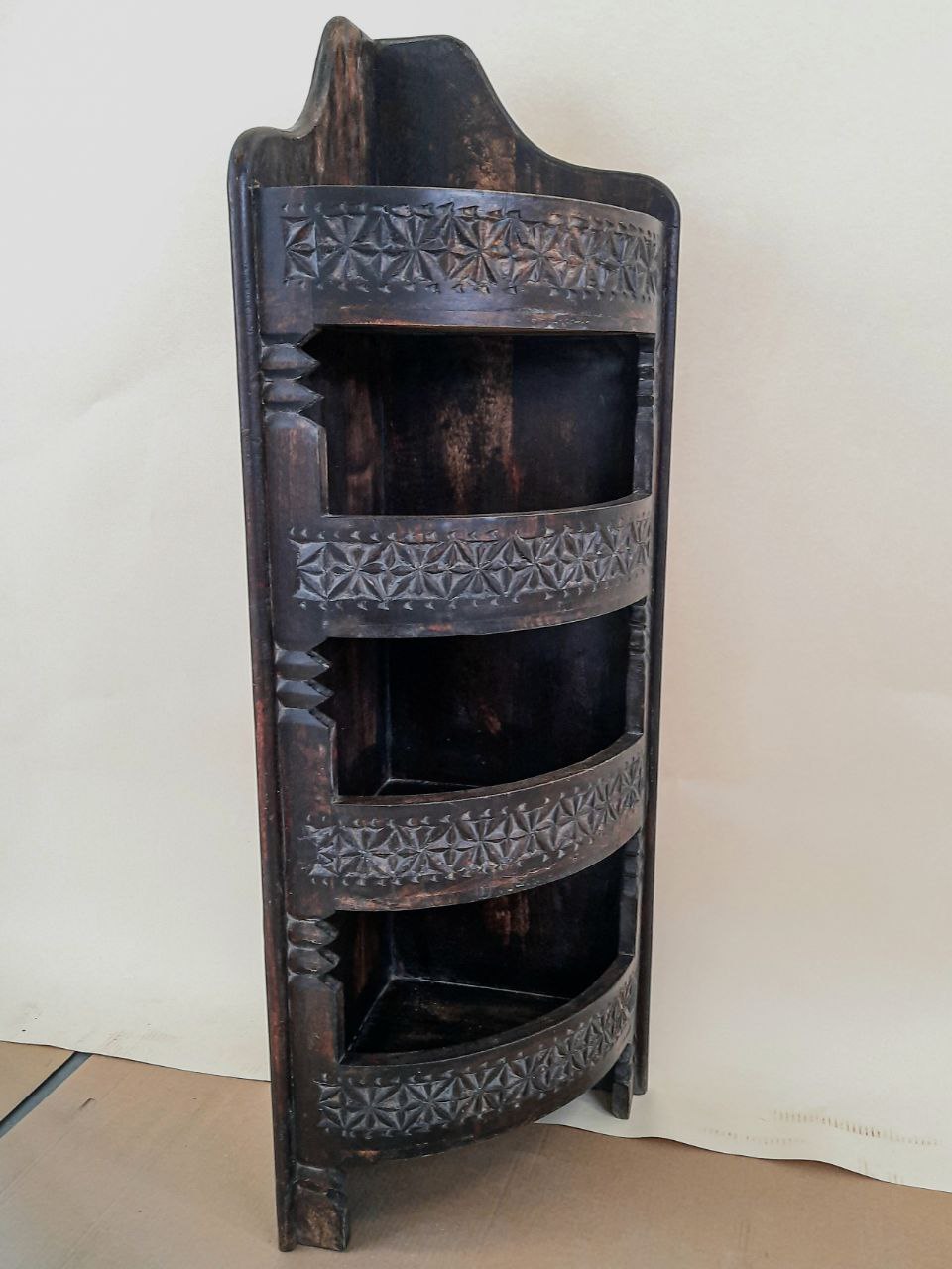 Narożny regał z rzeźbionymi półkami — zdjęcie 1