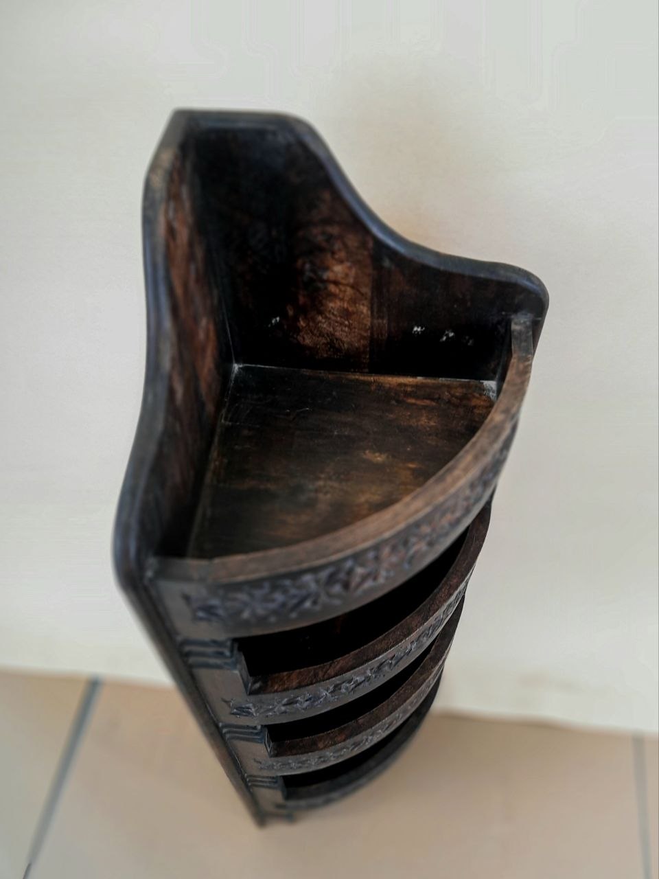 Narożny regał z rzeźbionymi półkami — zdjęcie 2