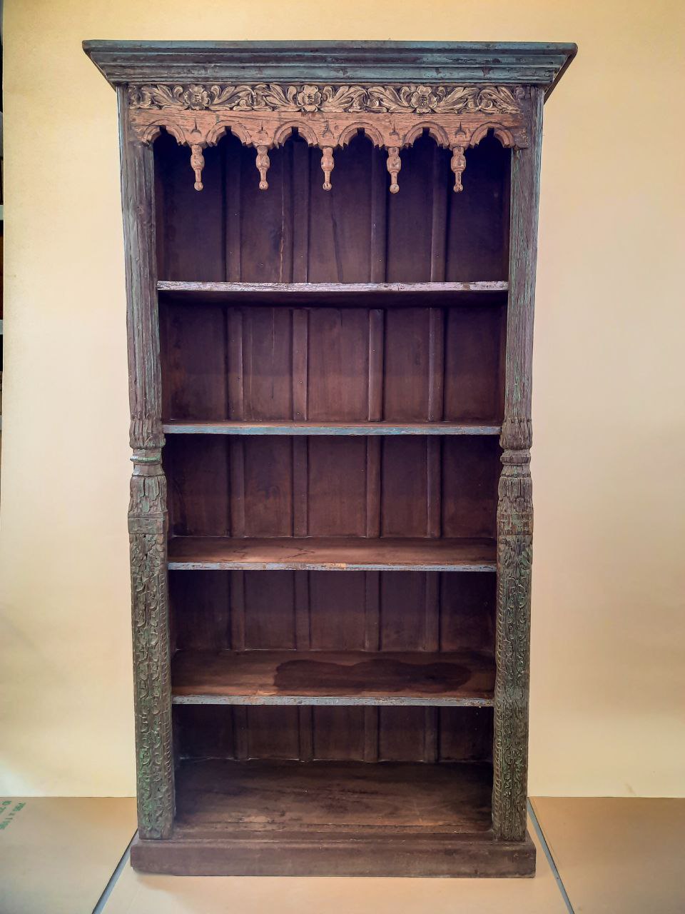 Wysoki regał kolonialny z rzeźbieniami — zdjęcie 1
