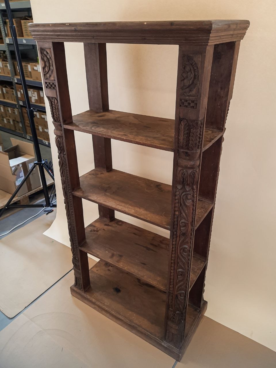 Otwarty regał z rzeźbionymi słupami — zdjęcie 1