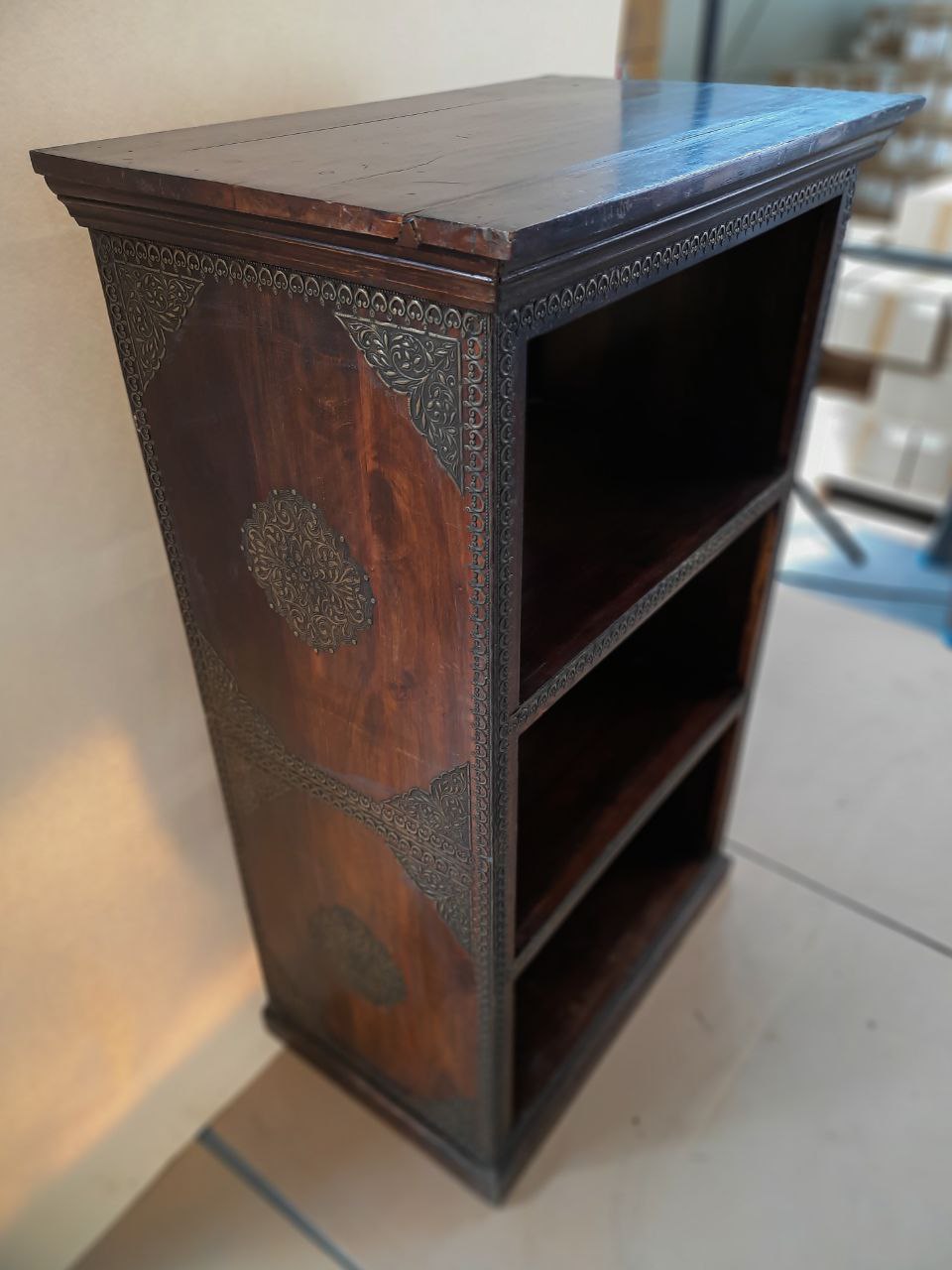 Ciemny regał kolonialny, wąski — zdjęcie 2