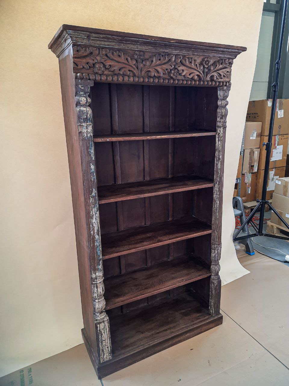 Regał drewniany z rzeźbioną listwą — zdjęcie 1