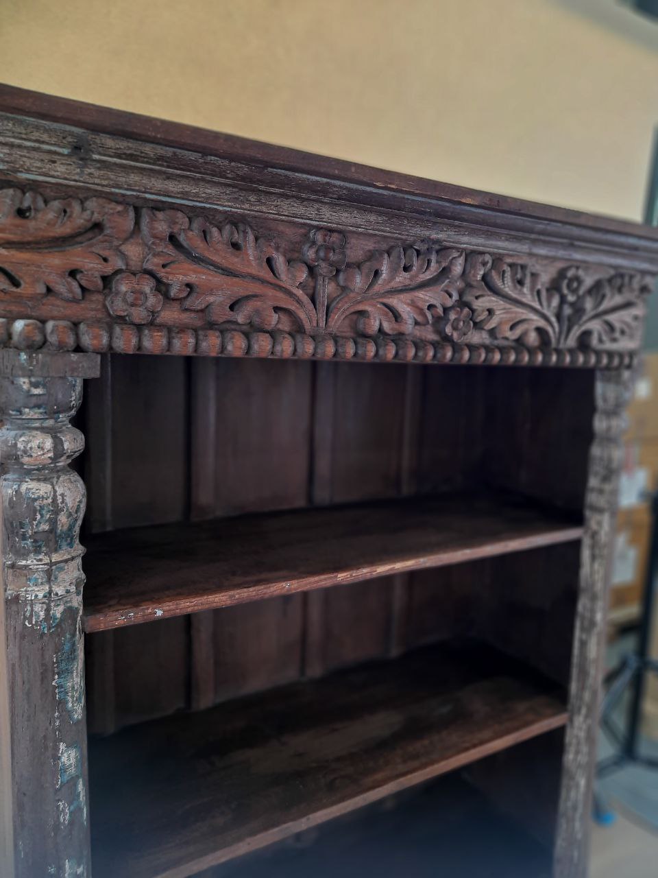 Regał drewniany z rzeźbioną listwą — zdjęcie 2