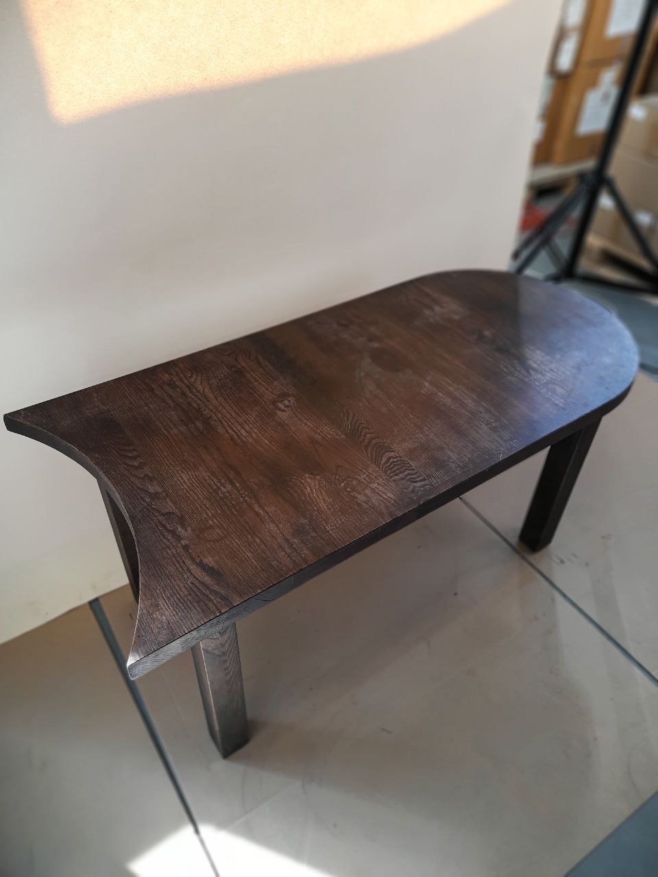 Stolik kawowy o organicznym blacie — zdjęcie 1