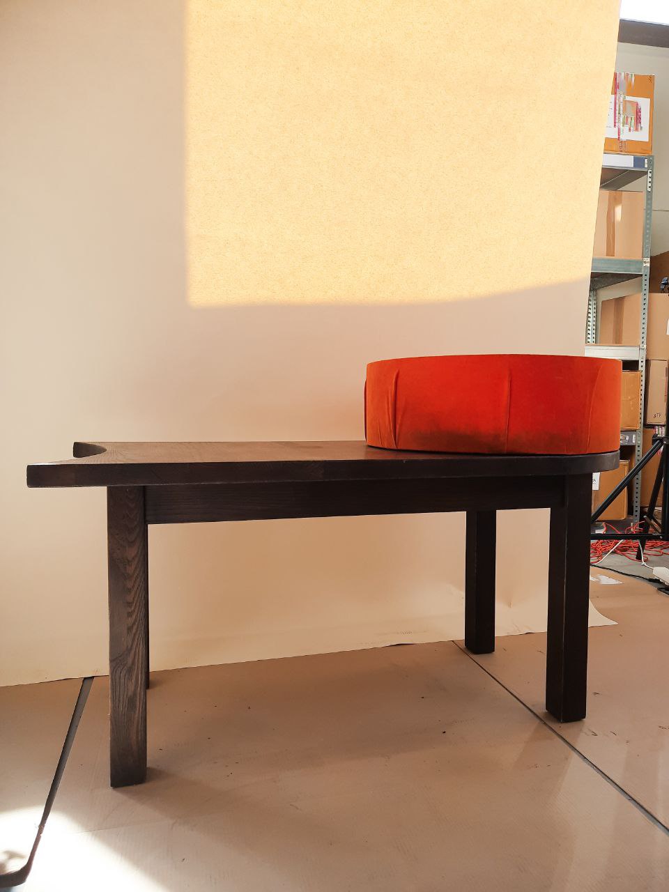 Stolik kawowy o organicznym blacie — zdjęcie 2