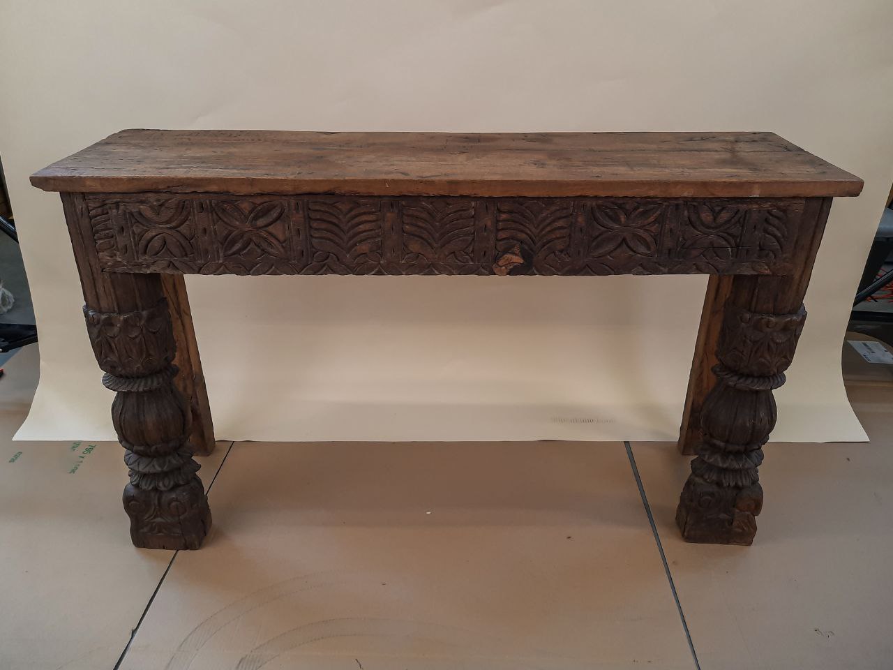 Stół konsolowy z rzeźbionymi nogami — zdjęcie 1