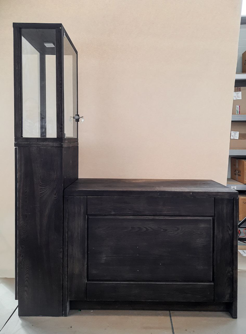 Czarna witryna sprzedażowa z szafką i biurkiem — zdjęcie 1